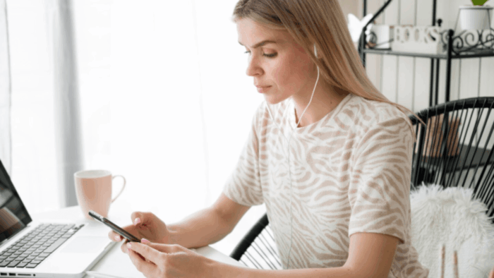 Egyéni vállalkozó stratégiai weboldalát tervezi laptop mellett